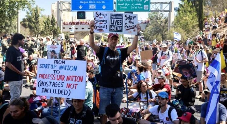 Miles de israelíes bloquean las calles como protesta Miles de israelíes bloquean las calles como protesta