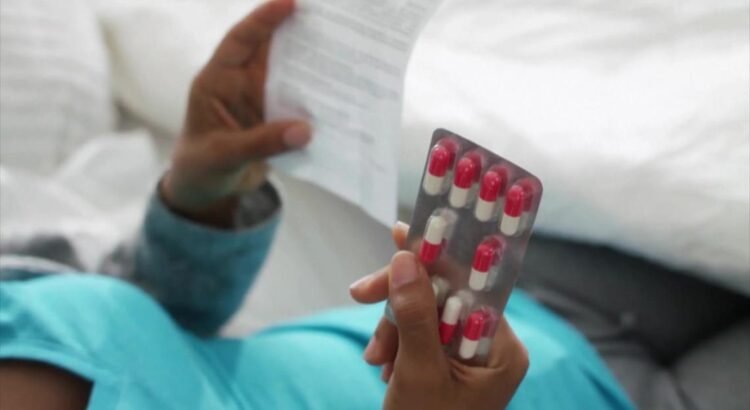 La gobernadora de Arizona anuncia colaboración para reducir el costo de medicamentos con receta