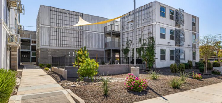 Complejo de apartamentos construido con contenedores de envío reciclados