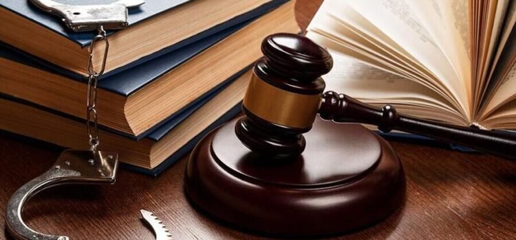 Propuesta de Arizona permitiría a nuevos abogados aceptar clientes después de un año