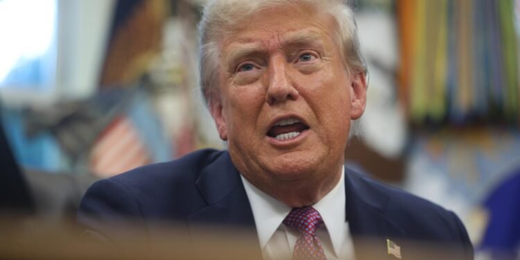 Trump rechaza aclarar si es el autor de su supuesta carta a Epstein.