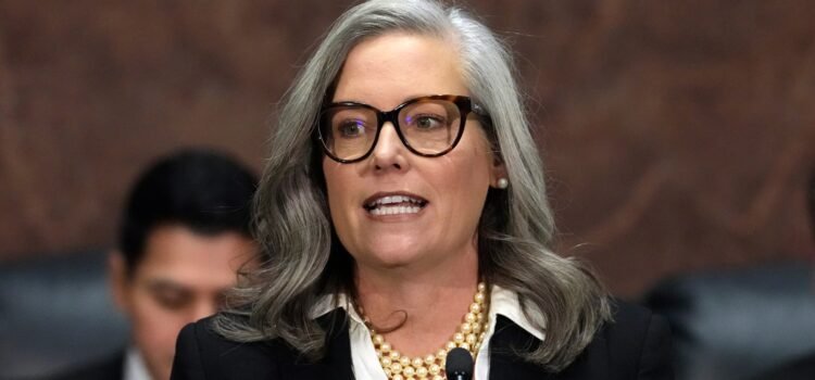 Gobernadora Hobbs inaugura sitio de recuperación de incendios para familias de Arizona