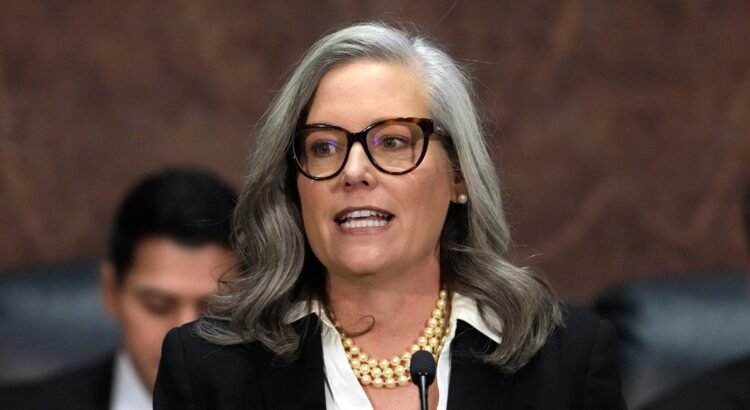 Gobernadora Hobbs inaugura sitio de recuperación de incendios para familias de Arizona