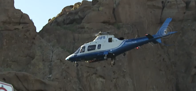 Los equipos de bomberos de Phoenix recuperan un cuerpo de la montaña Camelback
