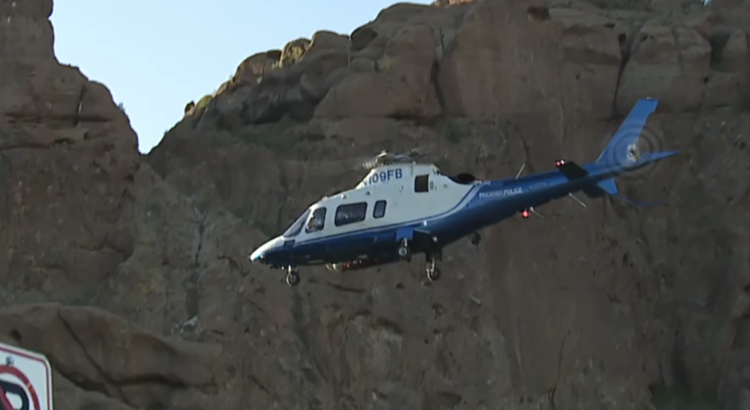 Los equipos de bomberos de Phoenix recuperan un cuerpo de la montaña Camelback