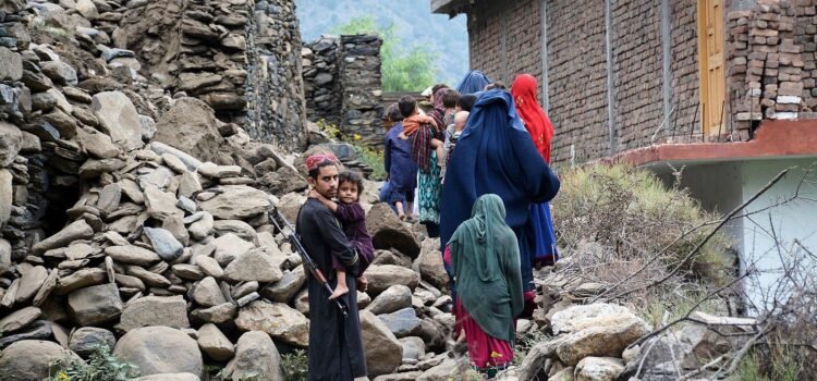 Más de 800 muertos y 2.800 heridos en un terremoto de magnitud 6 al este de Afganistán