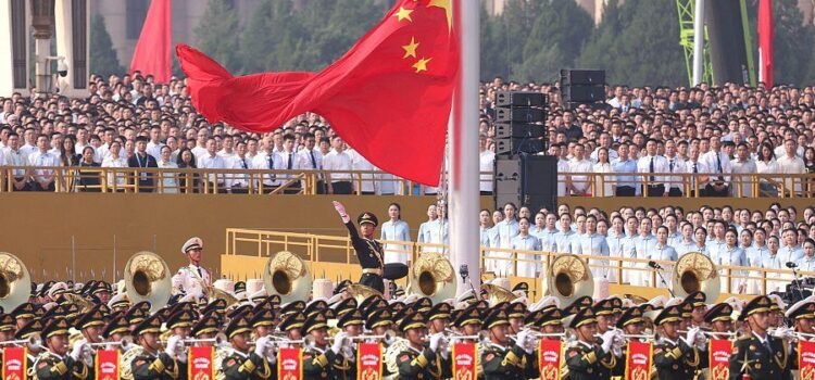 China exhibe su arsenal militar más avanzado