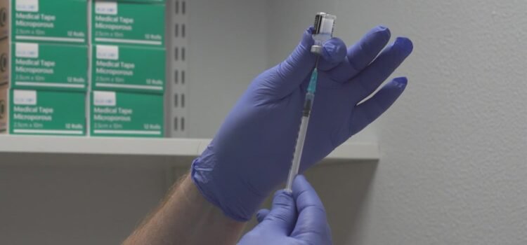 La gobernadora Hobbs firma orden ejecutiva para extender acceso a vacunas del COVID