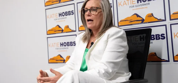 La gobernadora demócrata de Arizona lanza su campaña de reelección en el estado clave