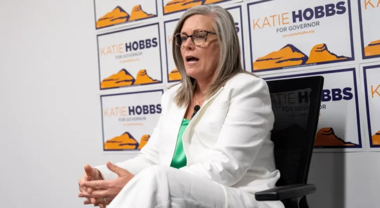La gobernadora demócrata de Arizona lanza su campaña de reelección en el estado clave