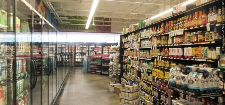 Fiscal general de Arizona, Kris Mayes, habla hoy en Phoenix sobre la demanda de SNAP.