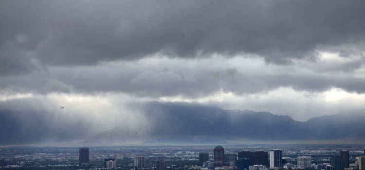Phoenix casi a mitad de camino hacia el récord diario de lluvia