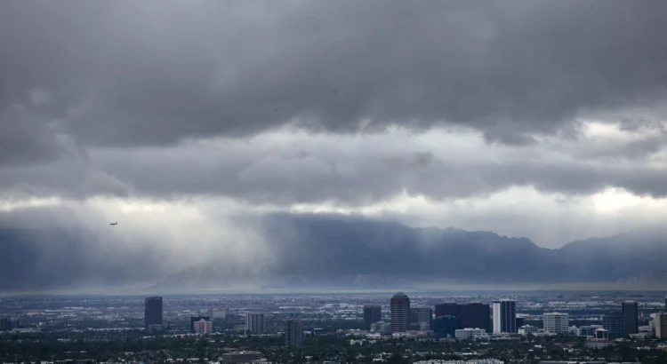 Phoenix casi a mitad de camino hacia el récord diario de lluvia