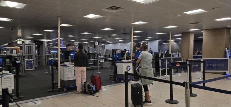 Vuelos retrasados ​​se acumulan en el Aeropuerto Phoenix Sky Harbor mientras los controladores trabajan sin paga