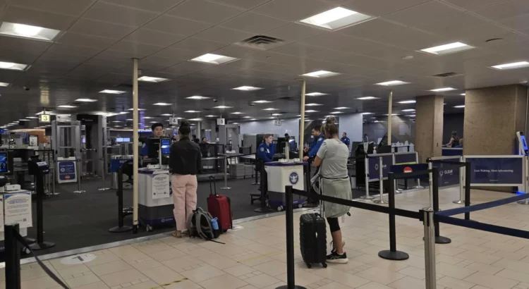 Vuelos retrasados ​​se acumulan en el Aeropuerto Phoenix Sky Harbor mientras los controladores trabajan sin paga