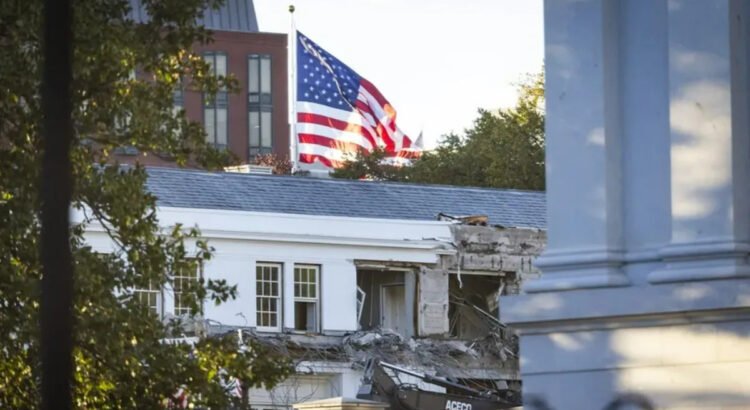 Una parte de la Casa Blanca es demolida para construir el salón de baile de Trump