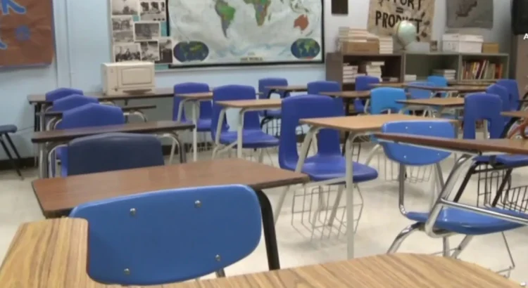 La disminución de la matrícula obliga a las escuelas del área de Phoenix a realizar recortes.