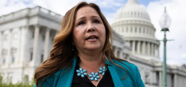 Fiscal general de Arizona demanda a la Cámara de Representantes por la demora de Johnson en tomar juramento a Adelita Grijalva.