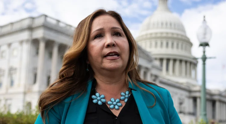 Fiscal general de Arizona demanda a la Cámara de Representantes por la demora de Johnson en tomar juramento a Adelita Grijalva.