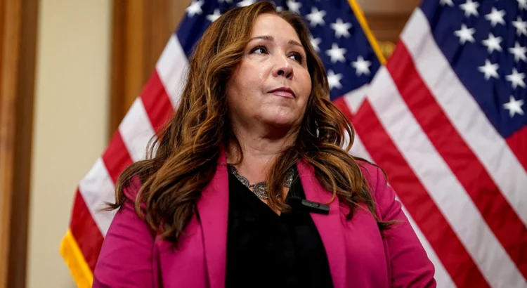 La demócrata de Arizona, Adelita Grijalva, juró su cargo tras una polémica demora de siete semanas. La demócrata de Arizona, Adelita Grijalva, juró su cargo tras una polémica demora de siete semanas.