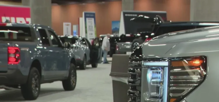 El Salón del Automóvil de Phoenix atrae multitudes el Día de Acción de Gracias