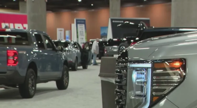 El Salón del Automóvil de Phoenix atrae multitudes el Día de Acción de Gracias El Salón del Automóvil de Phoenix atrae multitudes el Día de Acción de Gracias