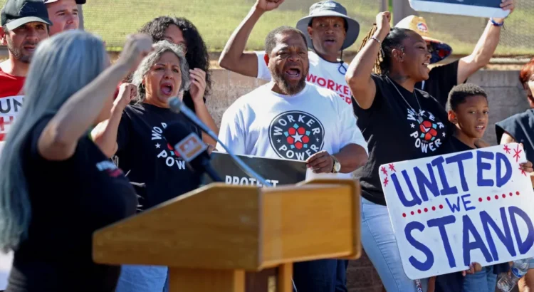 Veteranos de Arizona protestan contra los recortes de personal federal