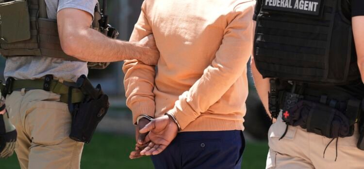 Decenas de detenidos en operativo contra la trata de personas en Phoenix