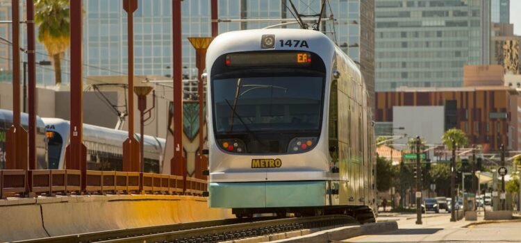 Residentes de Phoenix opinarán sobre la expansión del tren ligero hacia el oeste