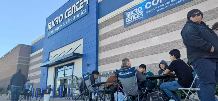 Cientos de personas hacen fila para la vista previa de la primera tienda Micro Center de Arizona