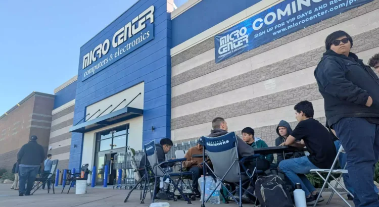 Cientos de personas hacen fila para la vista previa de la primera tienda Micro Center de Arizona Cientos de personas hacen fila para la vista previa de la primera tienda Micro Center de Arizona