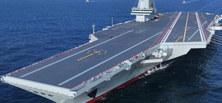 China pone en servicio su tercer portaaviones operativo