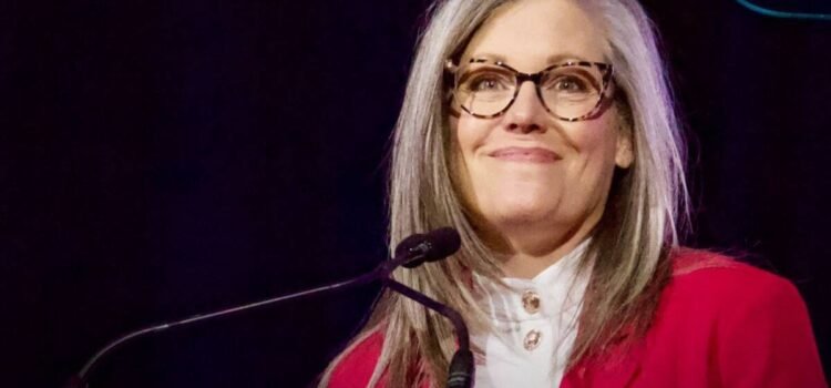 La gobernadora Katie Hobbs hace campaña en Phoenix mientras se intensifica la contienda por la reelección.