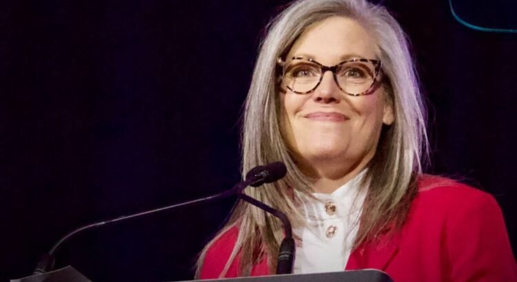 La gobernadora Katie Hobbs hace campaña en Phoenix mientras se intensifica la contienda por la reelección. La gobernadora Katie Hobbs hace campaña en Phoenix mientras se intensifica la contienda por la reelección.