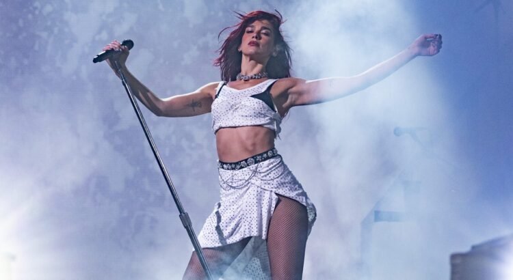 Dua Lipa rinde homenaje a artistas latinos en su “Radicalism Tour”