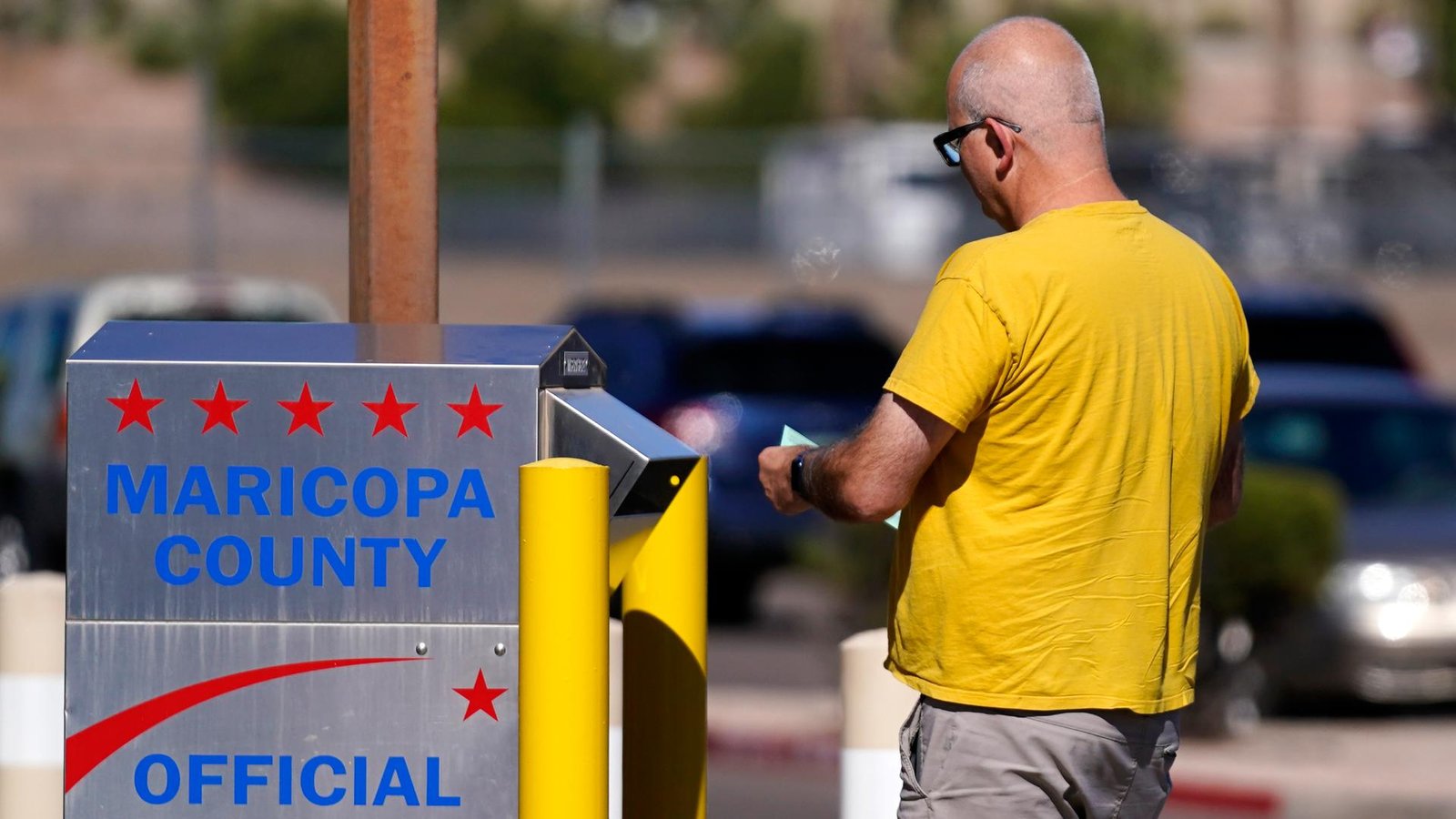 Gobernadora Hobbs firma un proyecto de ley para cambiar las fechas de las elecciones primarias en Arizona.