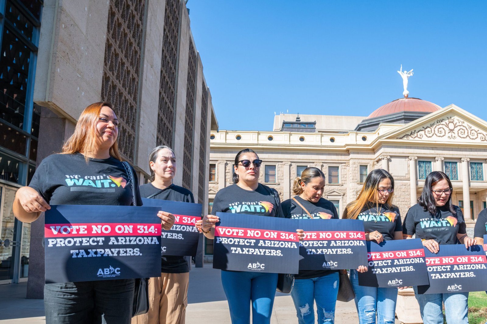 Grupos de derechos civiles demandan para bloquear la Proposición 314 de Arizona en un tribunal federal.